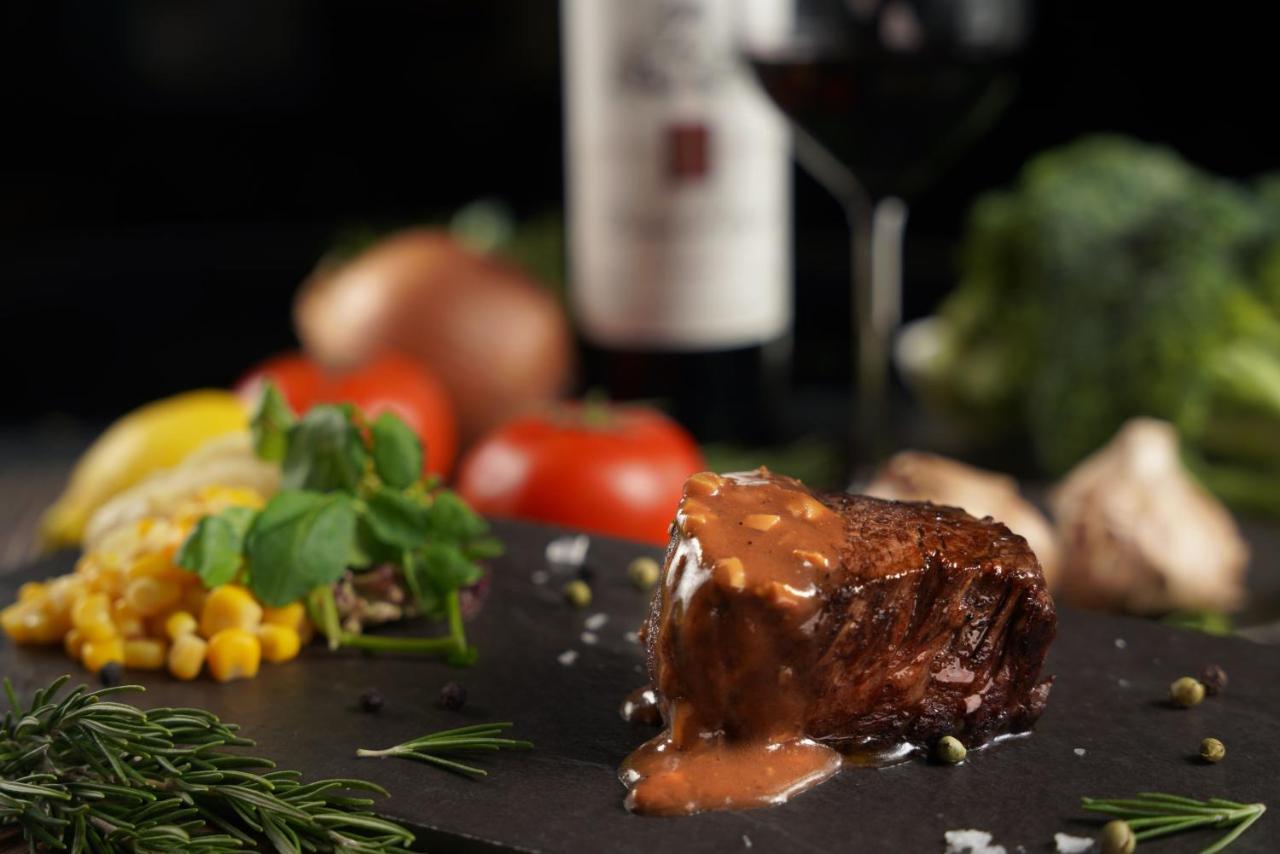 Palais De Chine Hotel Тайпей Екстериор снимка A steak with a red wine sauce