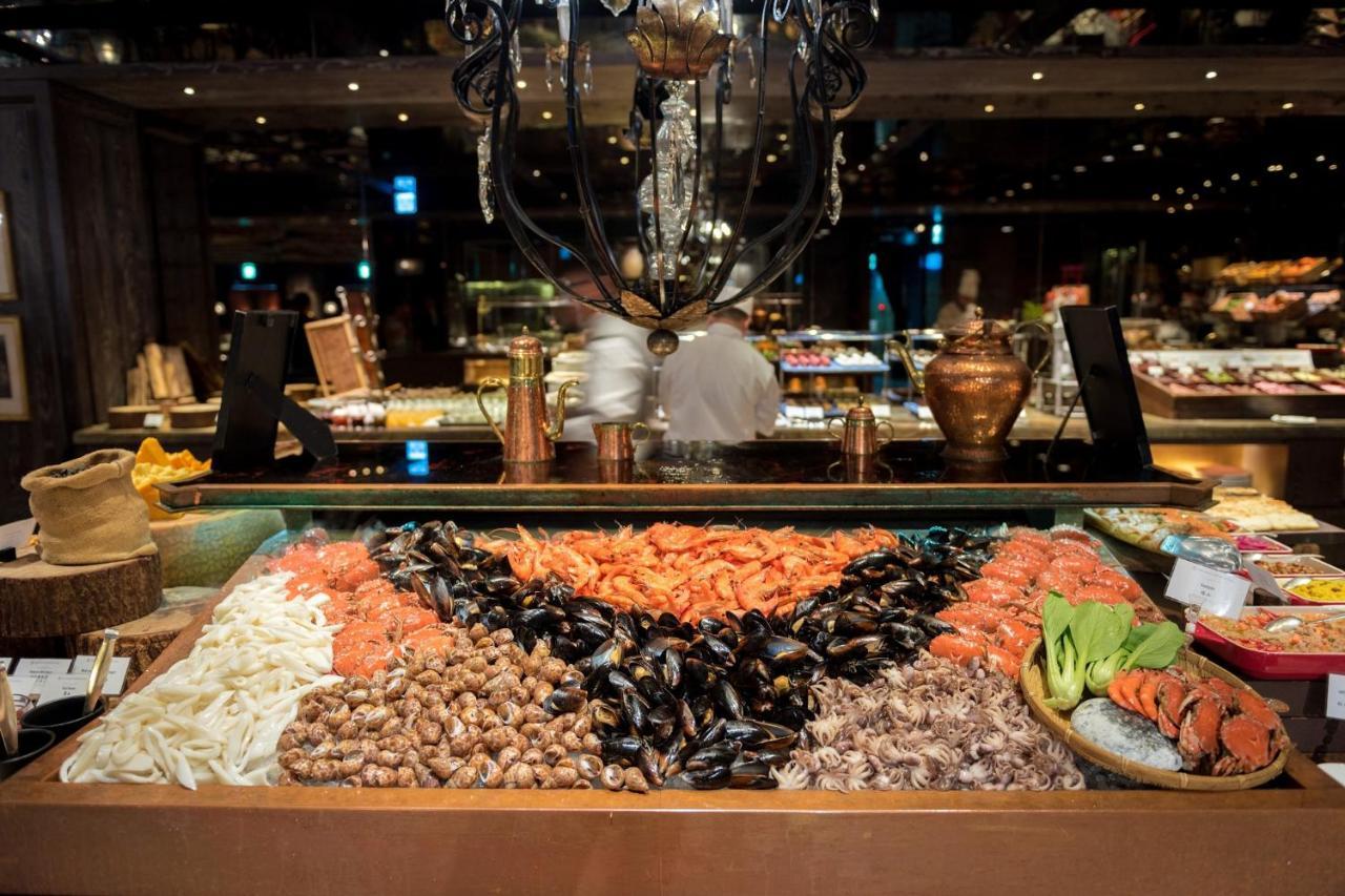 Palais De Chine Hotel Тайпей Екстериор снимка Seafood buffet at a restaurant